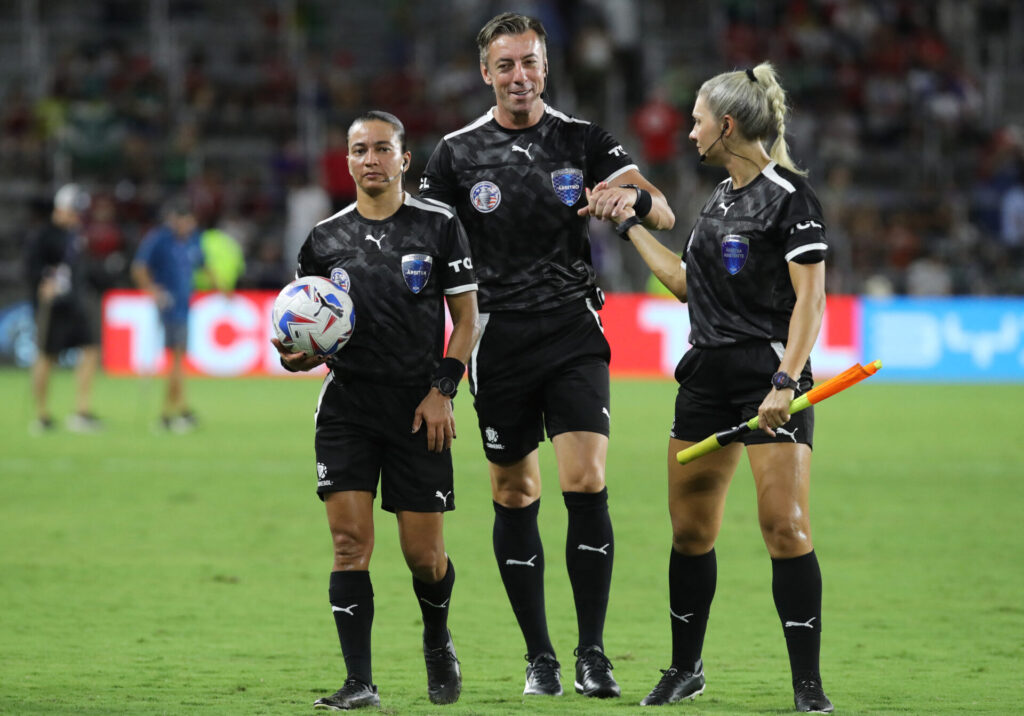 Raphael Claus, Edina Alves e Neuza Back - Leonardo Fernandez / Getty Images via AFP